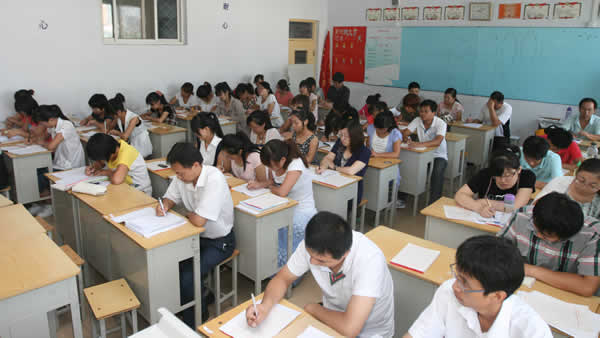 政教处刘学通主任应邀对高一教师进行学生管理培训