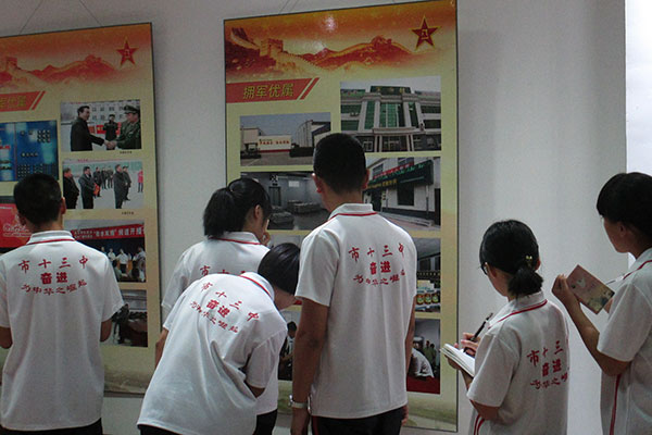 我校学生代表团参观“中国梦、强军梦、家乡梦大型国防摄影展”