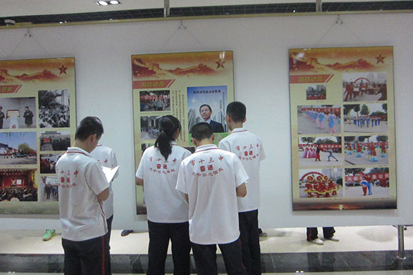 我校学生代表团参观“中国梦、强军梦、家乡梦大型国防摄影展”